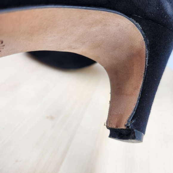 Vintage Escada Suede Pumps 1980s Black Heels with Gold Bow and Gold Heart 6.5B - Picture 12 of 14